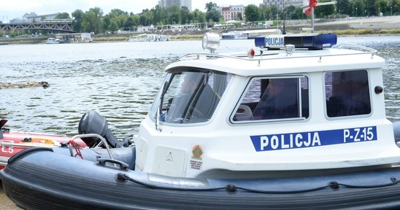 Policjanci i ratownicy próbują odnaleźć mężczyznę, który krótko po godz. 14 spadł ze skutera wodnego w okolicach mostu Śląsko-Dąbrowskiego w Warszawie. 