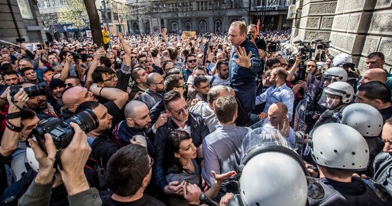 Przez stolice Serbii przeszedł antyrządowy protest. Jego uczestnicy domagali się rezygnacji prezydenta Aleksandara Vuczicia, którego oskarżają o autokratyczne rządy, a także wolnych mediów i sprawiedliwych wyborów. Podobne protesty od ponad trzech miesięcy organizowane są co sobotę w Belgradzie i, na mniejszą skalę, w innych serbskich miastach.