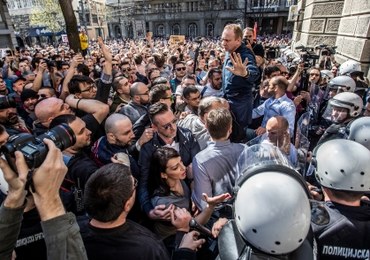 Serbia: Antyrządowe protesty i szturm na telewizję
