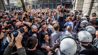 Serbia: Antyrządowe protesty i szturm na telewizję
