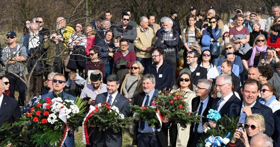 Marsz Pamięci w 76. rocznicę likwidacji krakowskiego getta przeszedł w niedzielę ulicami stolicy Małopolski. Jego uczestnicy wyruszyli z Placu Bohaterów Getta na teren byłego obozu KL Płaszów - pokonali w ten sposób blisko 4-kilometrową trasę, którą hitlerowcy przed laty prowadzili Żydów.