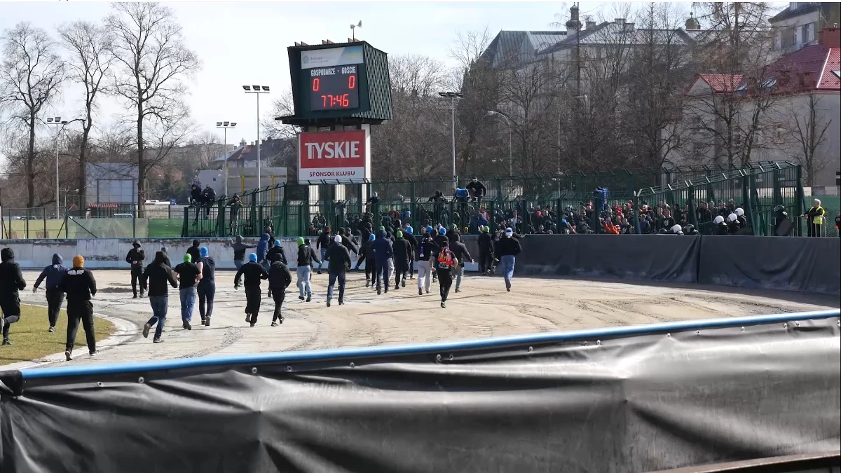 Mecz IV ligi pomiędzy Karpatami Krosno a JKS Jarosław został w 76.  minucie przerwany przez kibiców gospodarzy, którzy wbiegli na murawę.