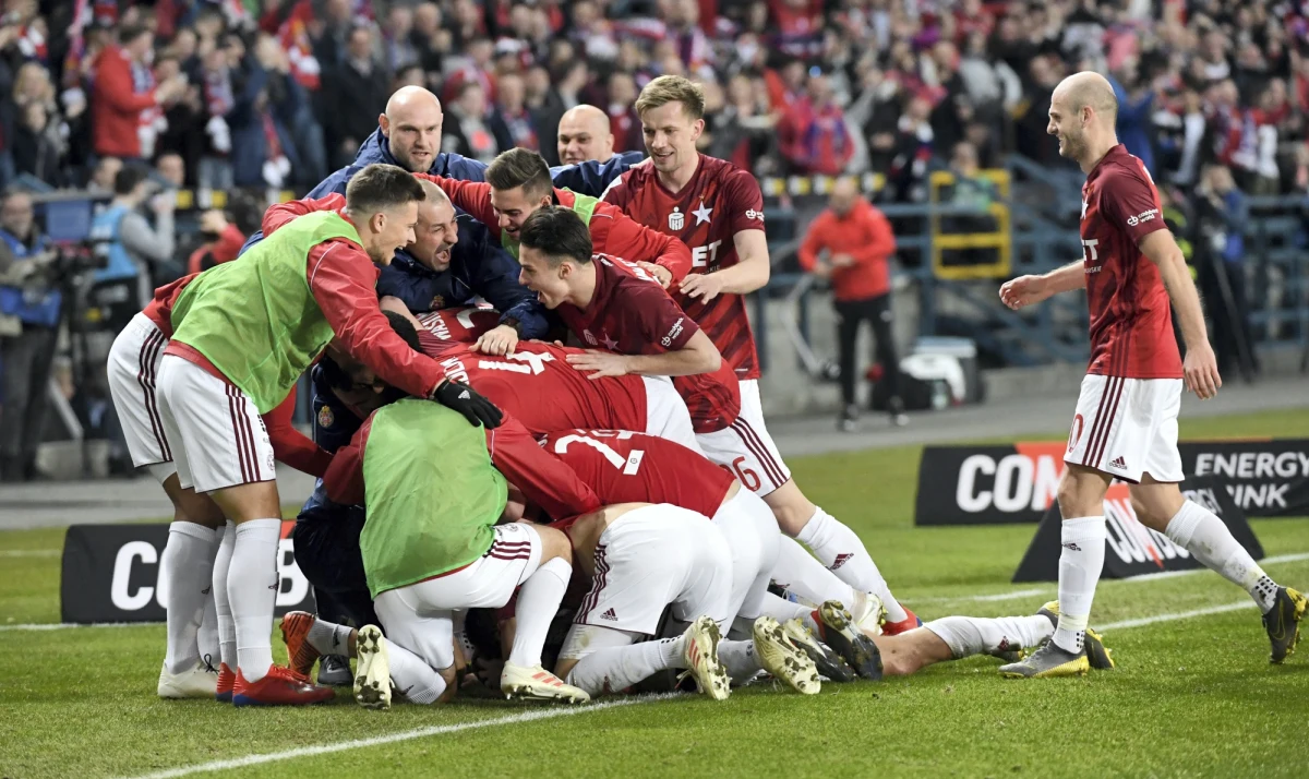 W ostatnim niedzielnym meczu 26. kolejki piłkarskiej ekstraklasy Wisła Kraków pokonała Cracovię 3:2. Gospodarze prowadzili już 3:0, ale w końcówce "Pasy" zdołały zdobyć dwie bramki. To były 197. Wielkie Derby Krakowa. Wisła wygrała je po raz czwarty z rzędu i tym samym wyrównała swoje osiągnięcie z lat 1966-70.
