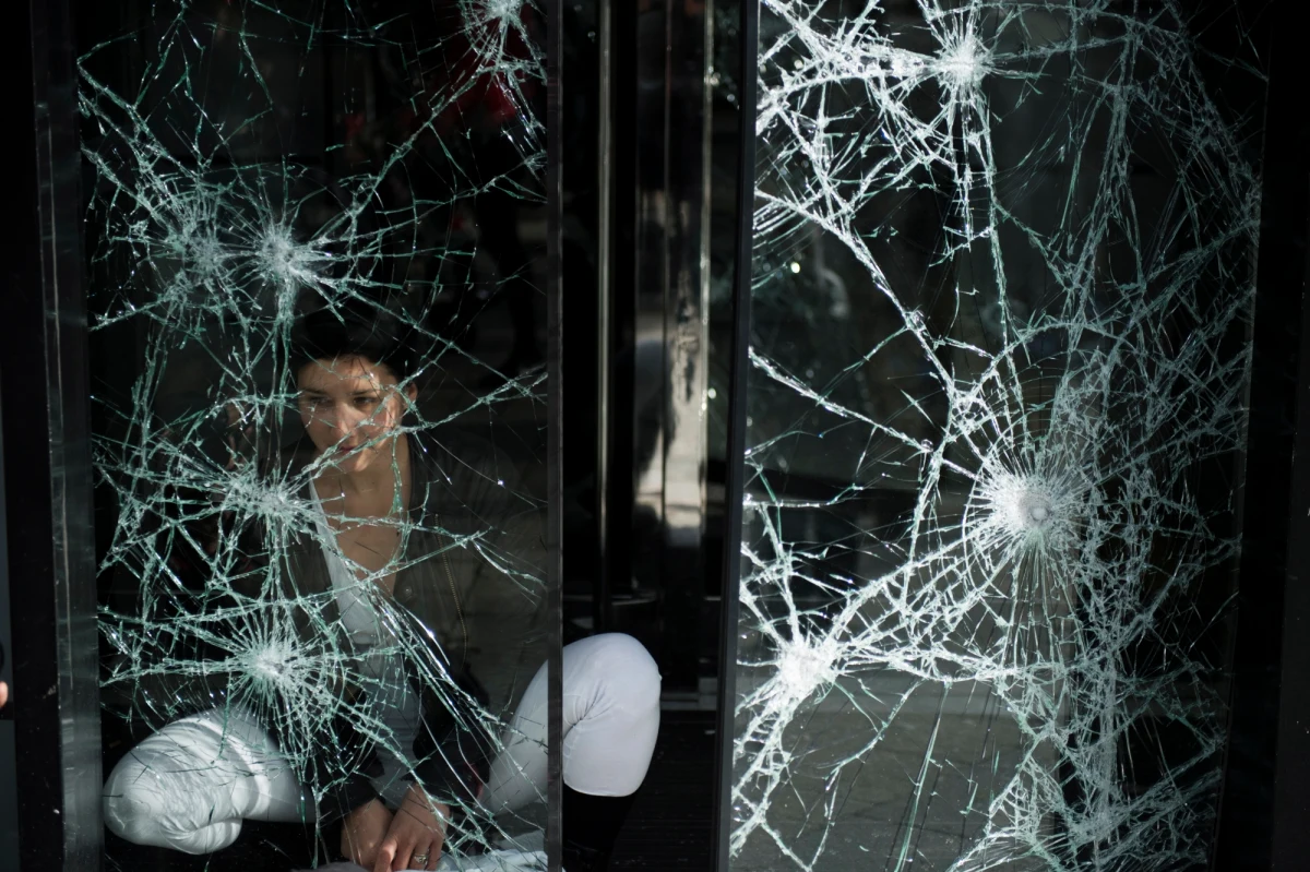 Narastająca przemoc podczas protestów "żółtych kamizelek", która w sobotę przybrała szczególnie groźną formę na Polach Elizejskich, skłoniła rząd francuski do rewizji krytykowanej przez opozycję strategii w zakresie utrzymania bezpieczeństwa. Premier Eduard Philippe zwołał w niedzielę w Pałacu Matignon posiedzenie kryzysowe z udziałem szefa resortu spraw wewnętrznych Chiristophe'a Castanera i minister sprawiedliwości Nicole Belloubet, aby dokonać analizy sytuacji i zastosować odpowiednie środki dla zapobieżenia powtórce z sobotnich wydarzeń.