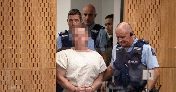 Babka i wuj 28-letniego Australijczyka Brentona Tarranta, który zastrzelił w dwóch meczetach w nowozelandzkim Christchurch 50 osób, oświadczyli dziennikarzom, że są "zdruzgotani" jego czynem i liczbą ofiar. Policja przeprowadziła rewizje w dwóch domach w związku z masakrą.