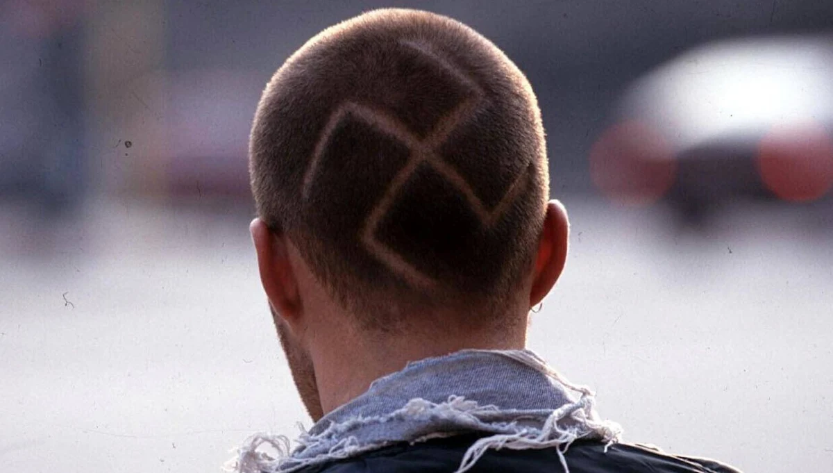 Policja i ABW zatrzymały trzech mężczyzn, podejrzanych o propagowanie faszyzmu i nawoływanie nienawiści. W ich mieszkaniach znaleziono zakazane symbole, a także zestaw niebezpiecznych narzędzi - wszystkim grozi teraz do 2 lat więzienia.