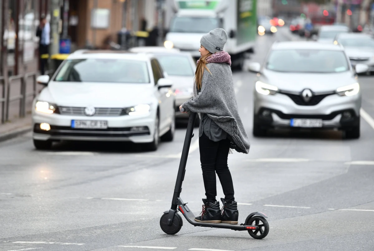 Po chodniku jak pieszy, po ścieżce rowerowej jak rowerzysta, a może po ulicy? Jak bezpiecznie i zgodnie z prawem poruszać się hulajnogą elektryczną? Odpowiedzi nadal nie ma, bo resort infrastruktury nie przygotował wciąż przepisów, które uregulują jazdę na coraz bardziej popularnych "urządzeniach transportu osobistego". Chodzi nie tylko o hulajnogi, ale też segwaye i deskorolki elektryczne.