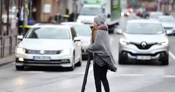 Po chodniku jak pieszy, po ścieżce rowerowej jak rowerzysta, a może po ulicy? Jak bezpiecznie i zgodnie z prawem poruszać się hulajnogą elektryczną? Odpowiedzi nadal nie ma, bo resort infrastruktury nie przygotował wciąż przepisów, które uregulują jazdę na coraz bardziej popularnych "urządzeniach transportu osobistego". Chodzi nie tylko o hulajnogi, ale też segwaye i deskorolki elektryczne.