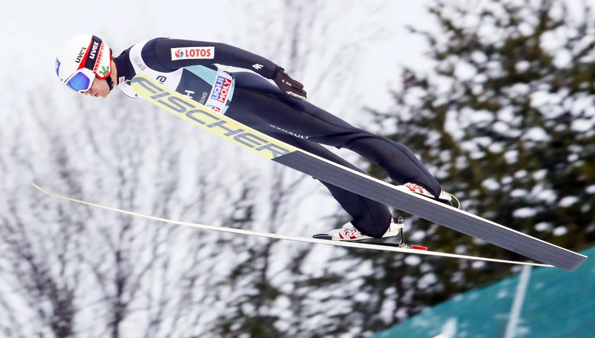 Kamil Stoch wciąż zajmuje trzecie miejsce na liście najlepiej zarabiających skoczków narciarskich w Pucharze Świata, choć powiększył się jego dystans od prowadzącego Japończyka Ryoyu Kobayashiego, który w niedzielę wygrał cykl Raw Air.