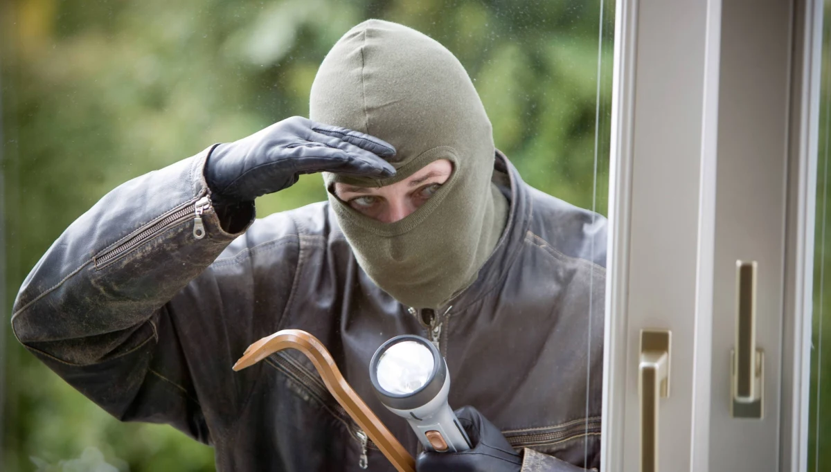 ​Para trzydziestolatków z Rzymu dziesięć razy stanęła przed sądem za napady na sklepy jubilerskie, których nie dokonała. Jak wyjaśnił dziennik "Il Messaggero", wina rodziców dwojga dzieci polega na tym, że są myleni z inną parą, która popełnia te przestępstwa.