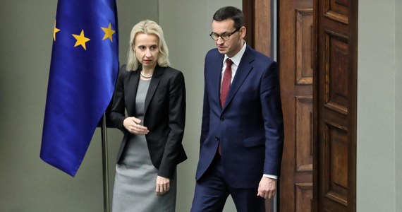 Z informacji "Dziennika Gazety Prawnej" wynika, że minister finansów Teresa Czerwińska nie godzi się na złamanie, zawieszenie czy likwidację umocowanej w prawie zasady powstrzymującej państwo przed nadmierną hojnością. Oznacza to, że umieszczenie w przyszłorocznym budżecie 500+ na każde dziecko i trzynastej emerytury może być niemożliwe. 