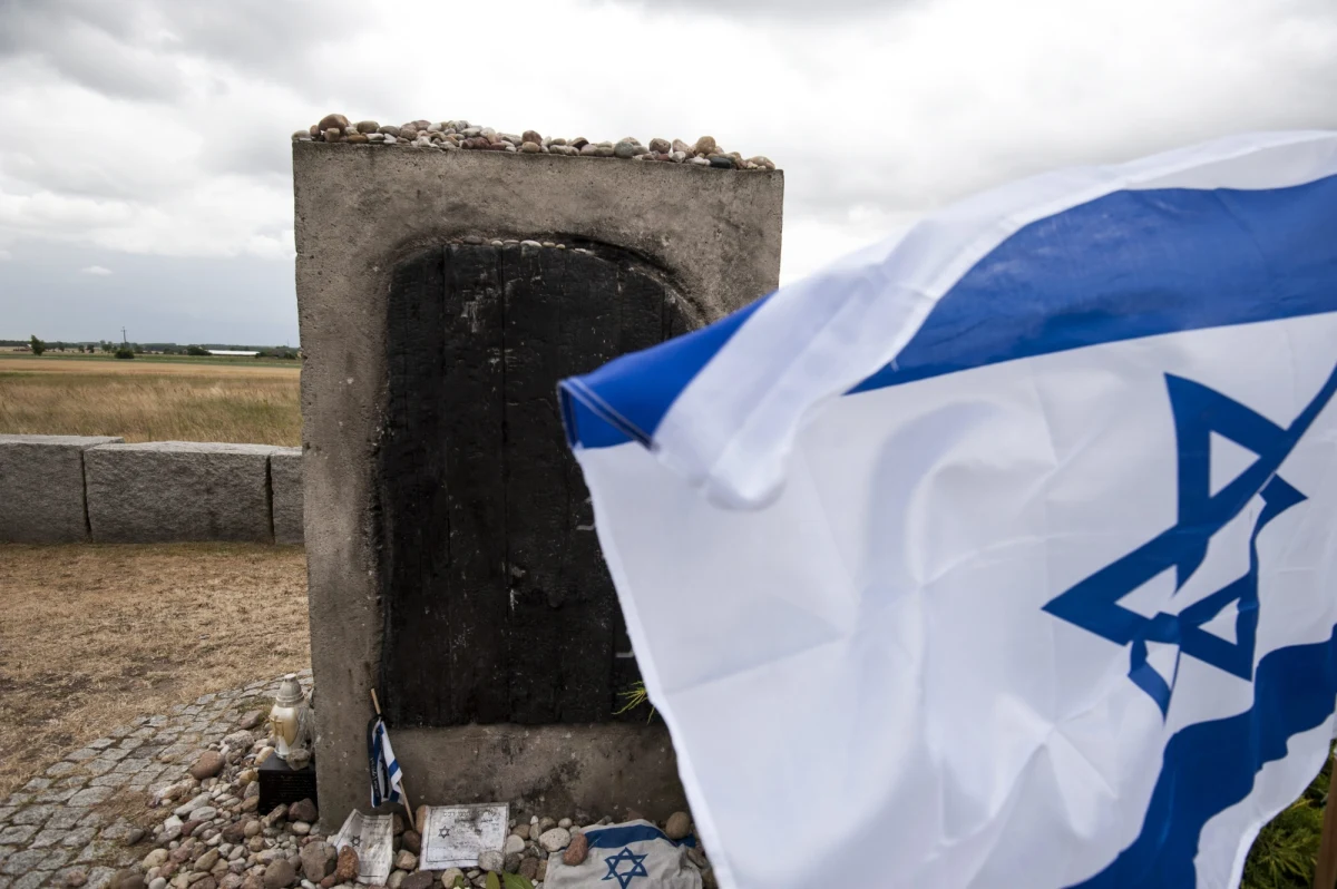 Nie będzie ponownej ekshumacji ofiar masowego zabójstwa Żydów w Jedwabnem. Prokuratura Krajowa nie widzi podstaw do wznowienia postępowania w tej sprawie – dowiedział się dziennikarz RMF FM Tomasz Skory. 