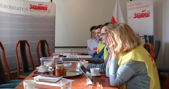 ​Nauczyciele z sekcji oświatowej "Solidarności" kontynuują protest polegający na okupacji kuratorium w Krakowie. Podkreślają, że następny ruch należy do rządzących i podtrzymują deklarację o zaostrzeniu akcji.