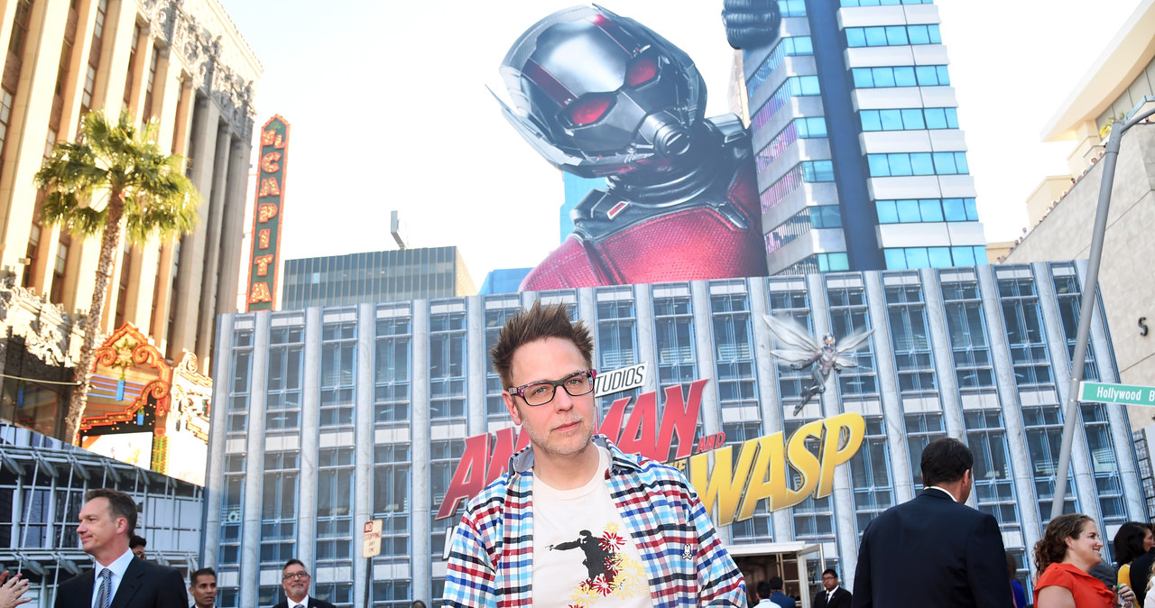 Osiem miesięcy po zwolnieniu ze stanowiska reżysera suprbohaterskiego widowiska "Strażnicy Galaktyki 3" James Gunn został na nie ponownie zatrudniony przez wytwórnię Walta Disney'a. Twórca popularnej serii adaptacji komiksów Marvela popadł w niełaskę studia, gdy przypomniano jego kontrowersyjne tweety sprzed lat.