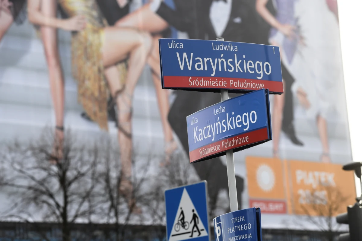 Tablice ulicowe alei Armii Ludowej w warszawskim Śródmieściu ktoś zakleił napisami "ul. Lecha Kaczyńskiego". Jak informuje Zarząd Dróg Miejskich w Warszawie, pracownicy usuwają okleinę. 