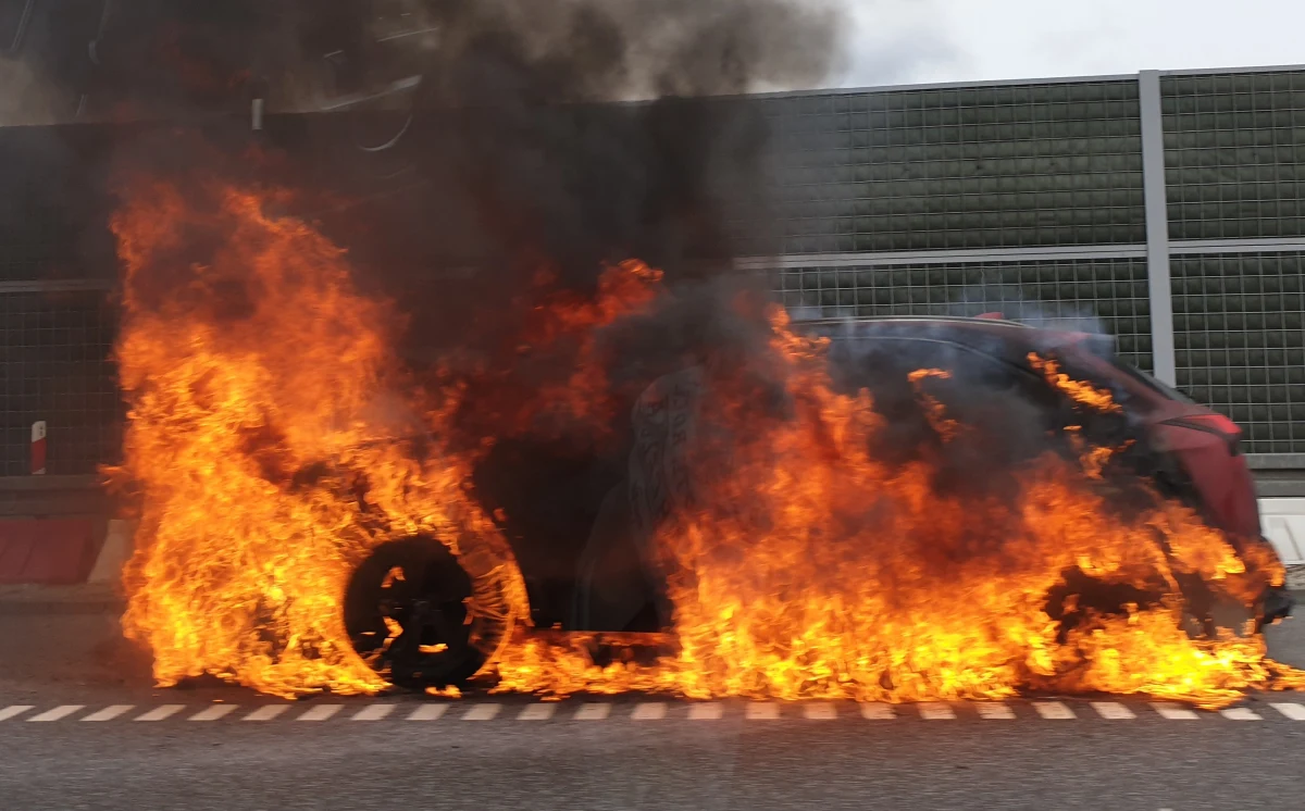 Kierowcy jadący drogą krajową nr 7 w stronę Warszawy mogą natrafić na utrudnienia. W Suchedniowie między Kielcami a Skarżyskiem Kamienną zapaliło się auto.