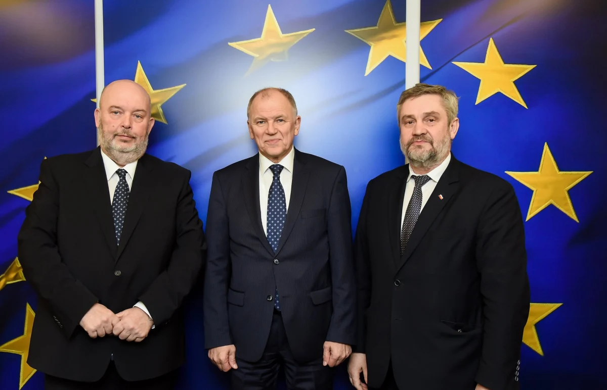 Ministrowie rolnictwa Polski i Czech na spotkaniu w Brukseli porozumieli się ws. kontroli polskiego mięsa prowadzonych w Czechach. Do 25 marca Warszawa ma powiadomić o działaniach podjętych po wykryciu salmonelli w partii mięsa; następnie Praga ma zrezygnować z restrykcyjnych kontroli. "25 marca Czechy zniosą nadmierne działania kontrolne wobec polskiego mięsa" - powiedział w poniedziałek dziennikarzom w Brukseli minister rolnictwa Jan Krzysztof Ardanowski.