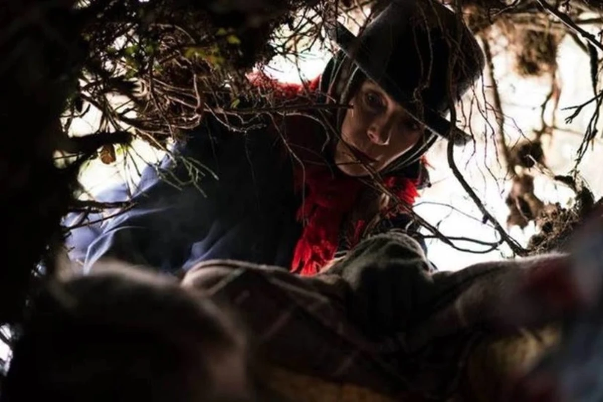 "Ciemno, prawie noc" jest okrutną baśnią dla dorosłych, naszą polską, hardcore’ową wersją "Alicji w krainie czarów" - powiedział reżyser Borys Lankosz podczas poniedziałkowej premiery filmu, zrealizowanego na podstawie powieści Joanny Bator pod tym samym tytułem.