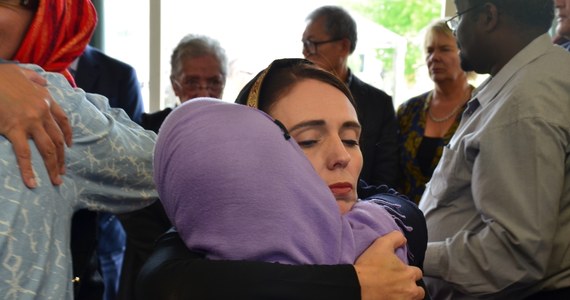 Najpierw gazety na całym świecie pisały o niej, jako 36-latce na stanowisku premiera, która urodziła dziecko już w pierwszym roku sprawowania rządów. Teraz wszyscy wychwalają ją za empatię okazaną rodzinom ofiar masakry w Christchurch. W Nowej Zelandii zapanowała "Jacindomania".