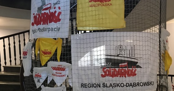 ​Po południu planowane są kolejne rozmowy nauczycielskiej Solidarności ze stroną rządową. To ostatni dzień, który nauczyciele dają przedstawicielom rządu na spełnienie ich postulatów przed zapowiadanym na jutro zaostrzeniem protestu. Od ponad tygodnia nauczyciele okupują budynek kuratorium w Krakowie.