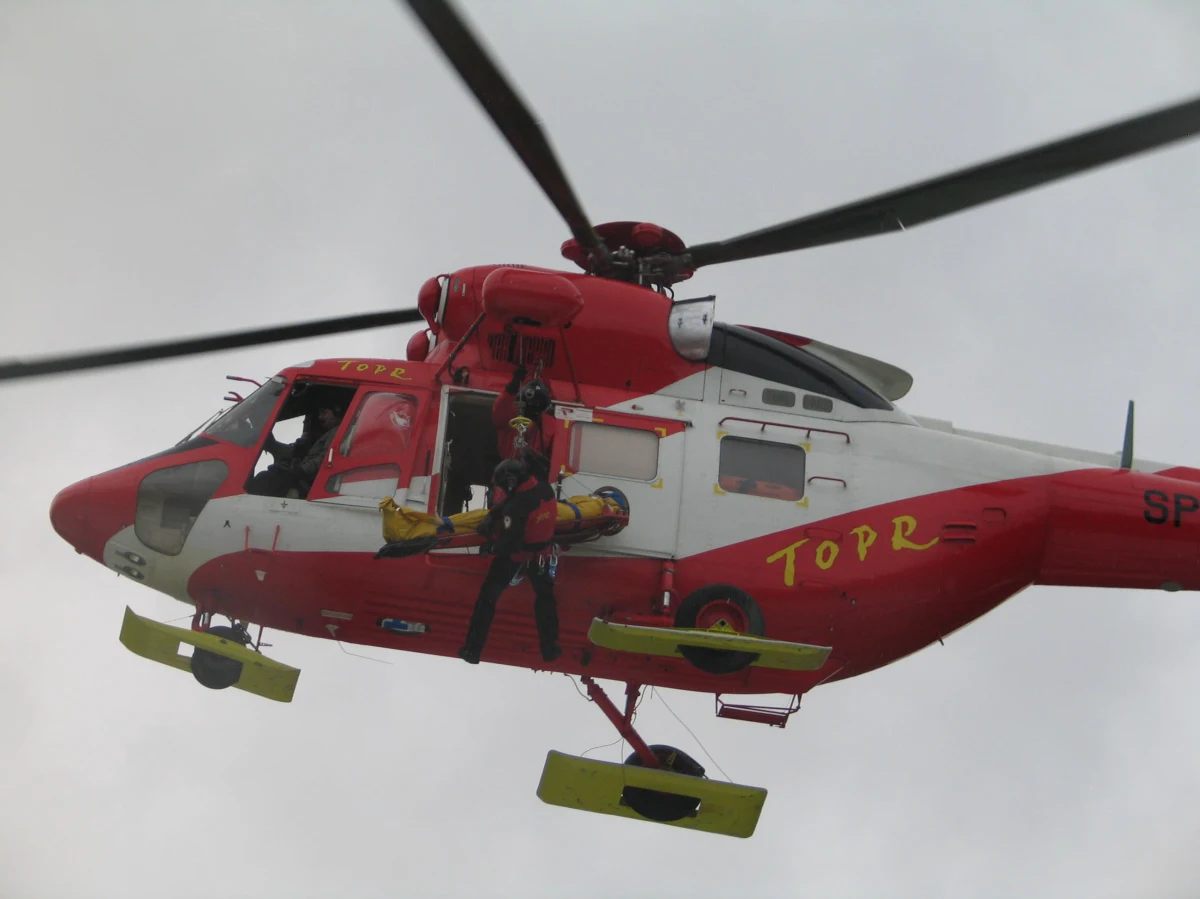 Ratownicy TOPR śmigłowcem ewakuowali spod wierzchołka Rysów turystę, który zgubił szlak i nie był w stanie kontynuować wyprawy – poinformował ratownik dyżurny Mariusz Rogus. Mężczyzna jest już bezpieczny.