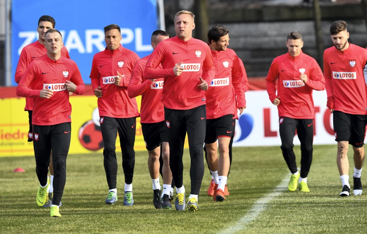 Cztery zwycięstwa, remis i trzy porażki to bilans piłkarskiej reprezentacji Polski z Austrią, pierwszym rywalem w eliminacjach mistrzostw Europy 2020. Bramki: 18-17 na korzyść biało-czerwonych. Spotkanie tych zespołów odbędzie się w czwartek w Wiedniu. "Przeciwko Austrii nie wystarczy ładna gra" – powiedział Jerzy Brzęczek. "Musimy tworzyć drużynę, w której każdy będzie walczył za każdego" - powiedział obchodzący w poniedziałek 48. urodziny selekcjoner reprezentacji Polski. Co o najbliższym meczu myślą zawodnicy? Jaki będzie sposób na Austriaków? Na co należy szczególnie uważać w czwartek? O to zapytaliśmy czterech naszych reprezentantów.