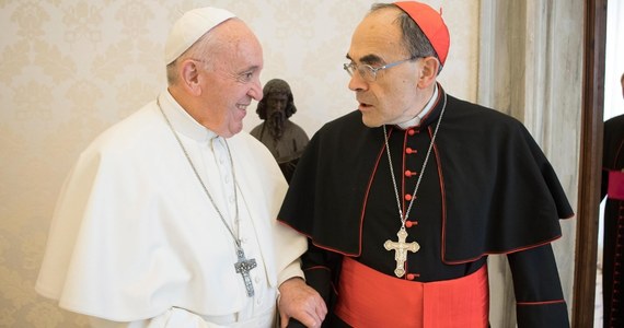 Metropolita Lyonu kardynał Philippe Barbarin oświadczył, że papież Franciszek odmówił przyjęcia jego dymisji, którą złożył po otrzymaniu wyroku za niezgłoszenie czynów pedofilskich. Hierarcha postanowił wycofać się na jakiś czas z archidiecezji.