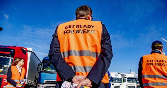 Awaryjne rozwiązania prawne na wypadek wyjścia Wielkiej Brytanii z Unii Europejskiej bez umowy przyjęli w Brukseli ministrowie do spraw europejskich państw członkowskich Wspólnoty. Chodzi o przepisy dotyczące przewoźników, studentów korzystających z programu Erasmus+ i pracowników. Brexit - jeśli nie zapadnie decyzja o opóźnieniu go - stanie się faktem w nocy z 29 na 30 marca.