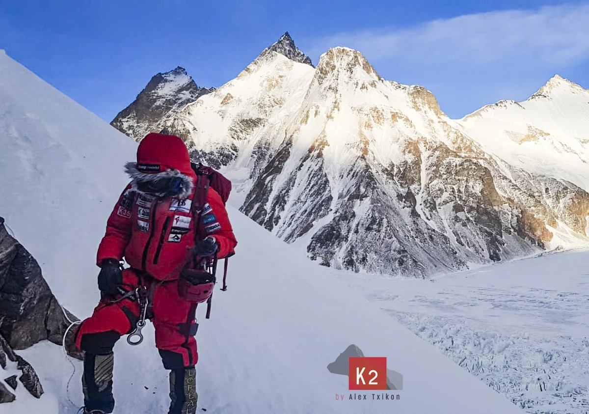 Szczyt K2 wciąż pozostaje niezdobyty zimą. Alex Txikon zakończył zimową wyprawę, opuścił bazę pod tym ośmiotysięcznikiem i wraca już do Askole przez lodowiec Baltoro. Po zakończeniu akcji poszukiwawczej na Nanga Parbat, gdzie zginęli Włoch Daniele Nardi i Brytyjczyk Tom Ballard, członkowie zespołu baskijskiego himalaisty podjęli ostatnią próbę wyjścia w górę na K2. Wiatr uniemożliwił jednak dotarcie w rejon nierozpoznany dotąd w warunkach zimowych. Jak podaje Txikon w relacji przesłanej dziennikarzowi RMF FM Michałowi Rodakowi, jego ekipa dotarła ostatecznie na wysokość 7150 metrów. Zdecydowała się na rezygnację z dalszej wspinaczki z powodu silnego wiatru.