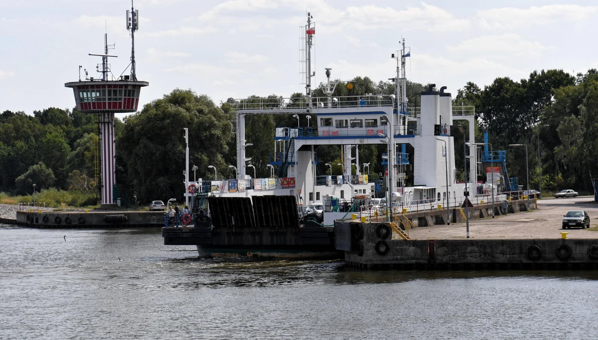 Dwóch pracowników przeprawy promowej w Świnoujściu trafiło wieczorem do szpitala. Mężczyźni źle się poczuli, gdy wjazd na prom spowił tajemniczy dym. Na miejsce wezwano straż pożarną, wstrzymano kursowanie promów Karsibór.