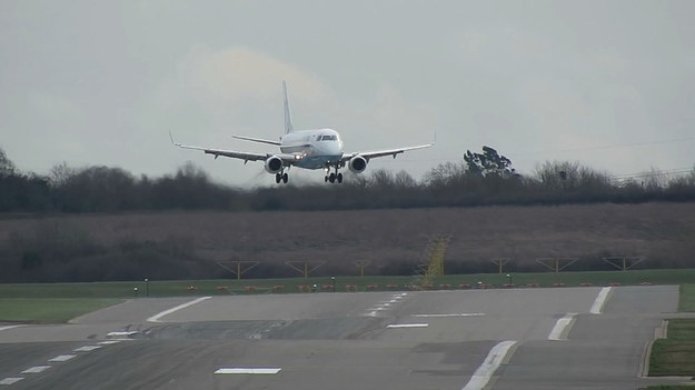 Samolot pasażerski chcąc lądować na lotnisku w Birmingham spotkał się z trudnościami. Wszystko przez silny wiatr, który w ostatnich dniach nawiedził tamte okolice.