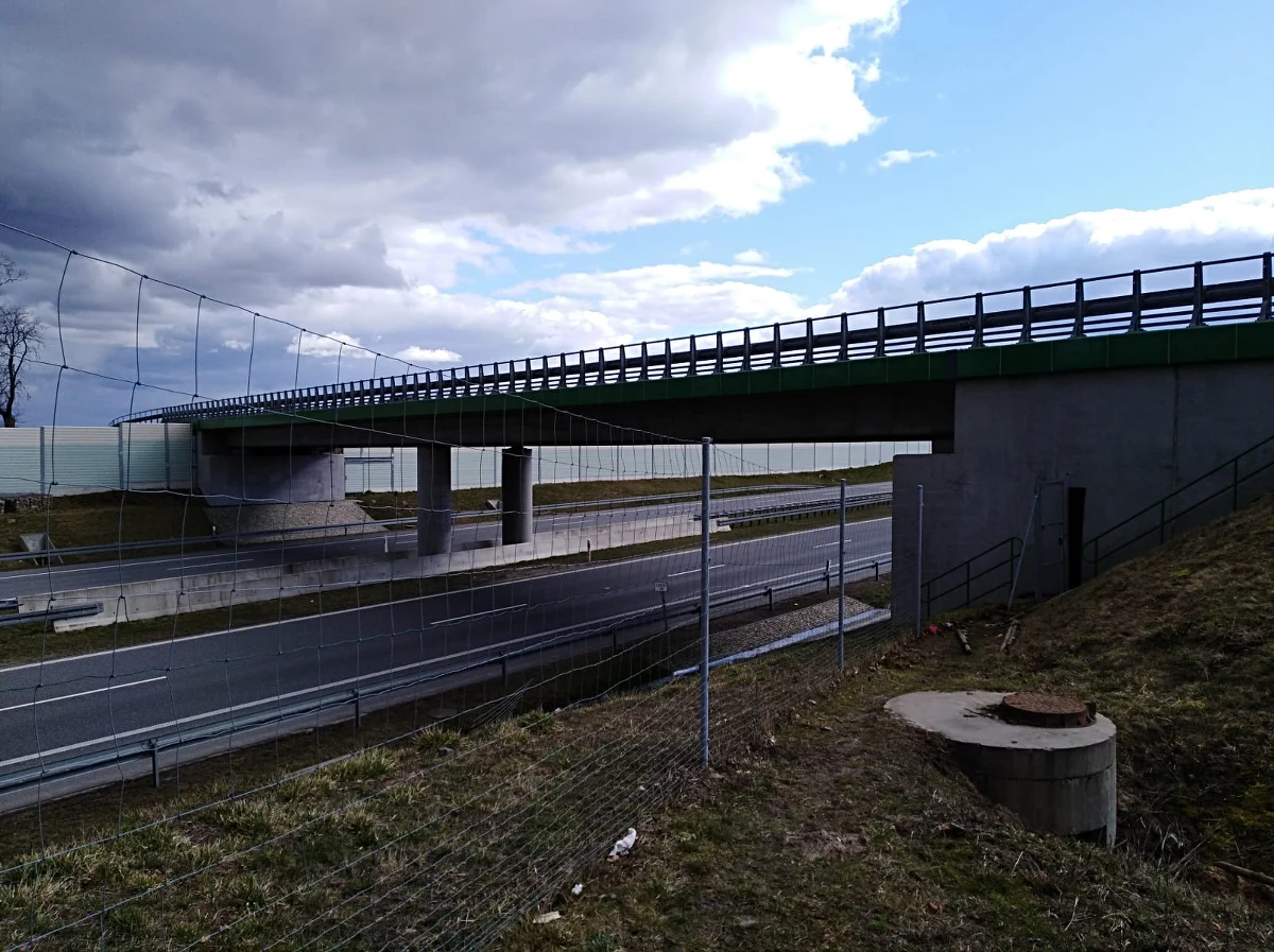 Policja z Małdyt koło Ostródy w woj. warmińsko-mazurskim zatrzymała dwóch mężczyzn, którzy kamieniami i drewnianymi kołkami rzucali w przejeżdżające drogą S-7 samochody ciężarowe. Tłumaczyli, że robili to z nudów. Grozi im do 8 lat więzienia.