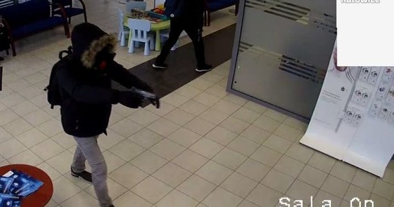 ​Poszukiwani sprawcy napadu na bank w Katowicach. Złodzieje skradli pieniądze i uciekli. Policja nie ujawnia ile pieniędzy zabrano.