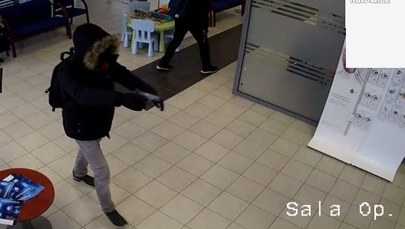 Napad na bank w Katowicach. Policja publikuje nagranie