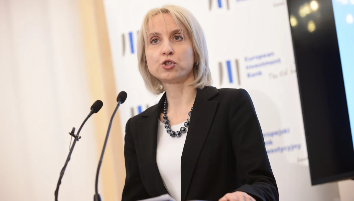 ​Kilka dni po ogłoszeniu nowych programów rządu, tzw. "piątki Kaczyńskiego", do dymisji podała się minister finansów Teresa Czerwińska - informuje portal wPolityce.pl. Premier miał tej dymisji nie przyjąć. Doniesieniom tym zaprzecza jednak rzeczniczka rządu.