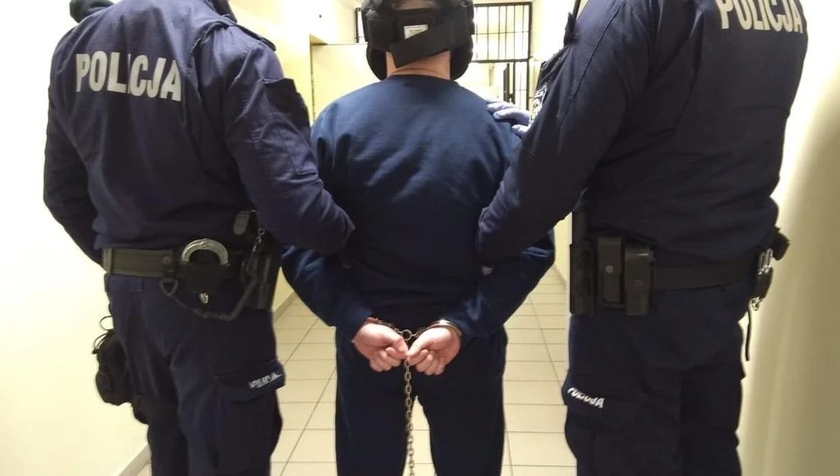 Sąsiedzi 40-latka, który tydzień temu przed komendą policji w Białymstoku ranił nożem dwie kobiety, wielokrotnie zgłaszali, że mężczyzna jest niebezpieczny.