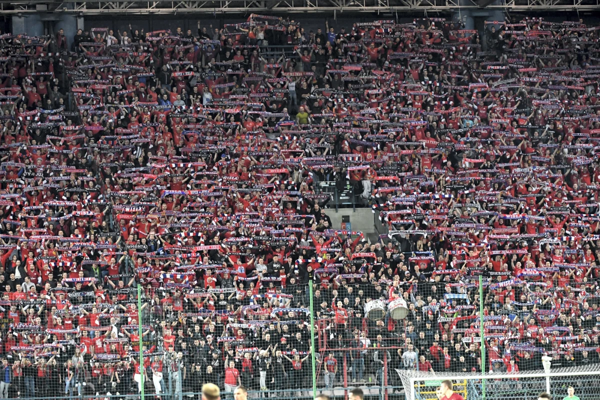 50 tysięcy złotych przekaże Wisła Kraków na rzecz Muzeum Historii Żydów Polskich POLIN. O takiej inicjatywie klubu spod Wawelu poinformował wiceszef jego rady nadzorczej Jarosław Królewski. Wisła reaguje w ten sposób na skandal, jaki wybuchł z powodu antysemickich przyśpiewek "zaprezentowanych" przez jej kibiców w trakcie ostatniego derbowego pojedynku z Cracovią.