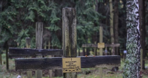 Bulwersujący akt wandalizmu w miejscu kaźni ofiar stalinowskich represji na Białorusi. Jak podało Radio Swaboda, w Mińsku nieznani sprawcy przewrócili w Kuropatach czternaście drewnianych krzyży, symbolicznie upamiętniających ofiary represji.