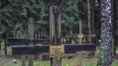 Akt wandalizmu w Kuropatach: Ktoś przewrócił krzyże upamiętniające rozstrzelanych przez NKWD