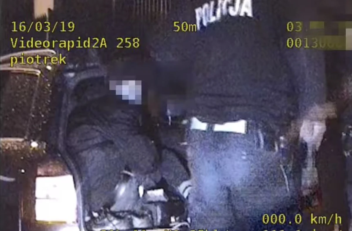 Sceny jak z filmu sensacyjnego rozegrały się w Bydgoszczy. W środku nocy policjanci z tamtejszej drogówki ścigali ulicami miasta kierowcę pod wpływem alkoholu. Kiedy w końcu zatrzymali 19-latka, okazał się, że nie był sam. Przewoził swoim audi jeszcze siedmiu pasażerów. Nie dla wszystkich starczyło miejsca – jeden musiał jechać w bagażniku. 