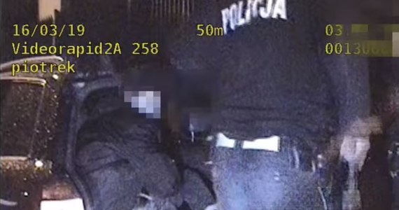 Sceny jak z filmu sensacyjnego rozegrały się w Bydgoszczy. W środku nocy policjanci z tamtejszej drogówki ścigali ulicami miasta kierowcę pod wpływem alkoholu. Kiedy w końcu zatrzymali 19-latka, okazał się, że nie był sam. Przewoził swoim audi jeszcze siedmiu pasażerów. Nie dla wszystkich starczyło miejsca – jeden musiał jechać w bagażniku. 