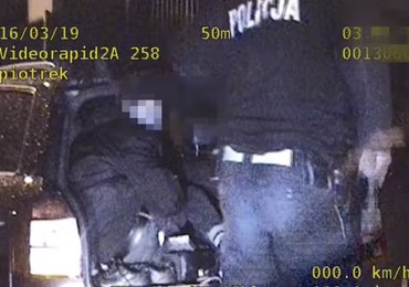 19-latek pod wpływem alkoholu uciekał przed policją. Wiózł 7 pasażerów, jednego w bagażniku