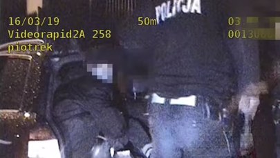 19-latek pod wpływem alkoholu uciekał przed policją. Wiózł 7 pasażerów, jednego w bagażniku