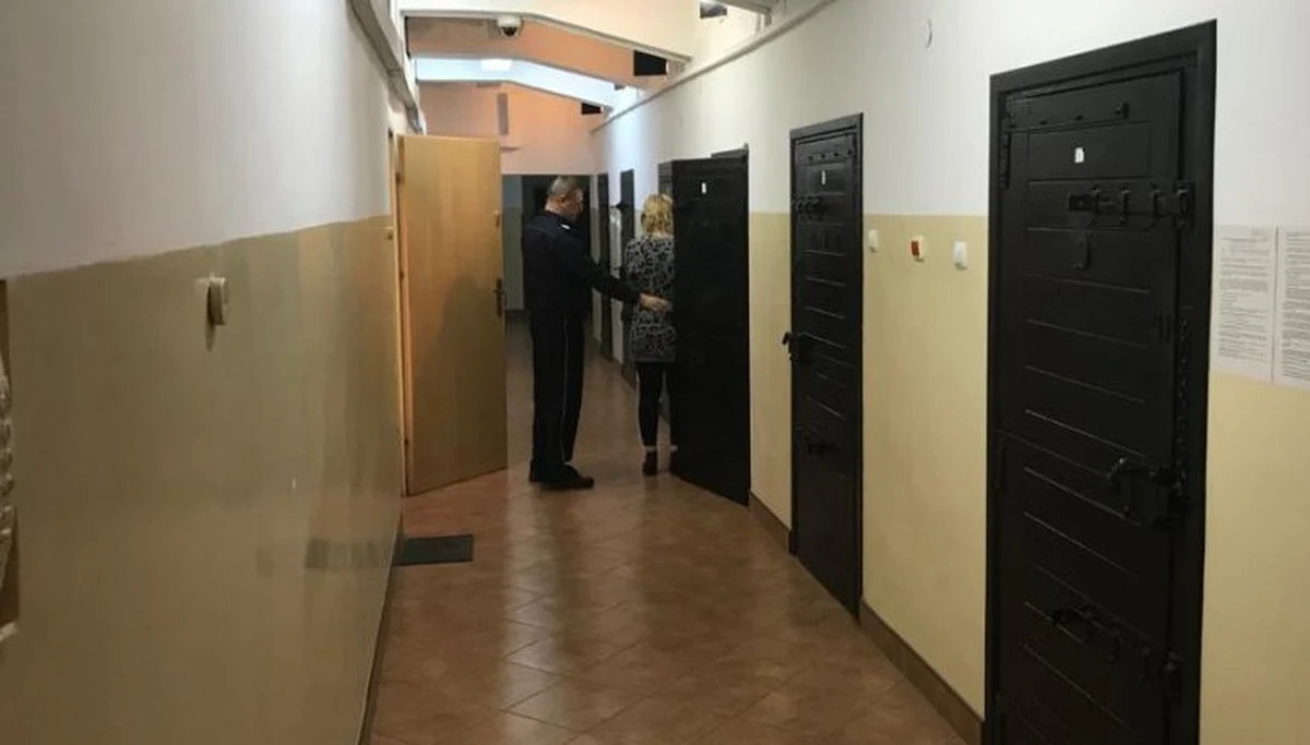 Warmińsko-mazurscy kryminalni zatrzymali 30-letnią mieszkankę Ełku. Kobieta stworzyła piramidę finansową i oszukała około 150 osób, które mogły jej powierzyć nawet 60 mln zł. W związku z tą sprawą zatrzymano także 29-letniego partnera kobiety. Na wniosek prokuratury Sąd Rejonowy w Ełku aresztował oboje na 3 miesiące. 