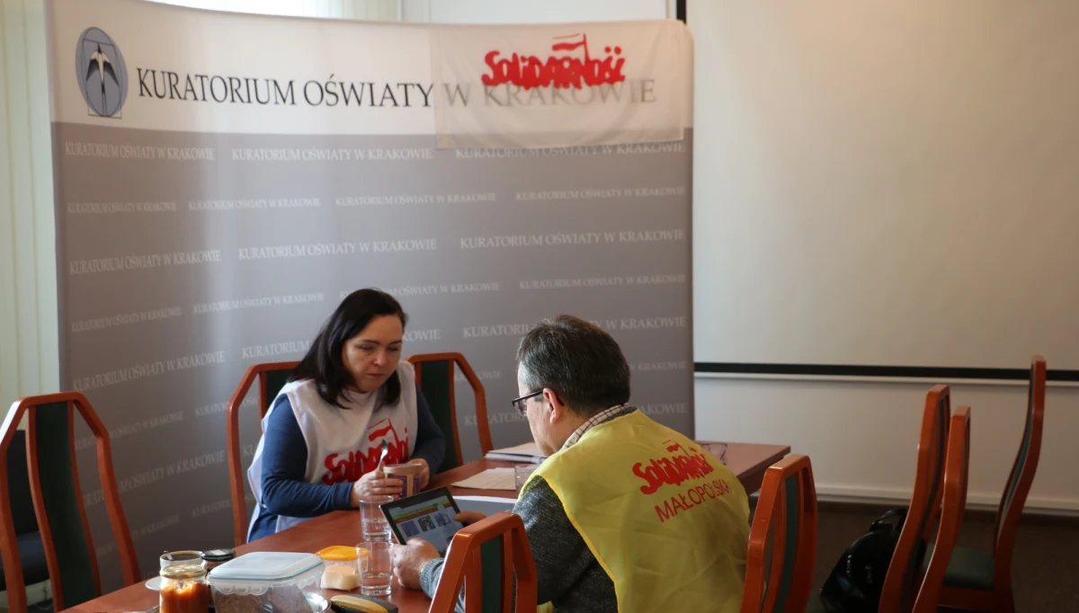 ​Nauczyciele z sekcji oświatowej "Solidarności" rozpoczęli jedenasty dzień okupacji kuratorium w Krakowie. Dziś odbędzie się tam posiedzenie Sekcji Krajowej Oświaty i Wychowania NSZZ "Solidarność", które zdecyduje o dalszych protestach.