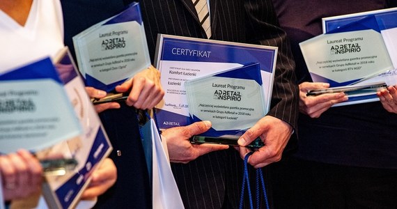 Na początku marca br. poznaliśmy laureatów 3. już edycji Programu AdRetail Inspirio (AdRI). Tym razem aż 13 członków kapituły oceniało materiały promocyjne z całego ubiegłego roku, w tym ze wszystkich dyskontów, supermarketów, hipermarketów oraz sieci convenience. Łącznie przeanalizowano ponad 4 tys. publikacji. Miały one w sumie 43 mln centymetrów kwadratowych powierzchni i przeszło 72 tys. stron. I tak w poszczególnych segmentach zwyciężyły publikacje Lidla, Intermarche, Carrefoura i Żabki. 