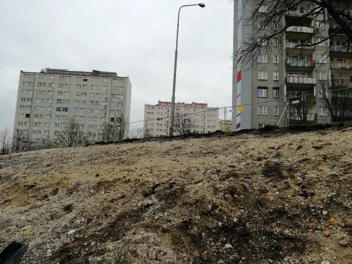 Kilkanaście niewybuchów z okresu II wojny światowej – pociski artyleryjskie, granty i zapalniki – wywieźli w czwartek saperzy z placu budowy w centrum Bolesławca. Na czas akcji saperskiej ewakuowano z pobliskich mieszkań, zakładów i lokali użytkowych około trzech tysięcy osób.