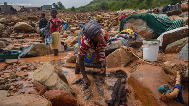 Mimo spustoszenia, jakie pozostawił za sobą śmiertelny cyklon Idai, w Mozambiku i Zimbabwe ocalali próbują odbudować zniszczenia. W akcje ratunkowe jest zaangażowane wojsko, ale wciąż wiele rejonów jest odciętych od pomocy. 