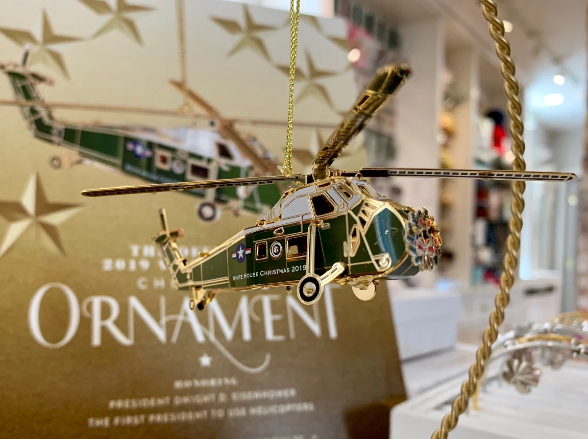 Wiemy jak wygląda tegoroczna, oficjalna, bożonarodzeniowa ozdoba Białego Domu. I choć w kalendarzu dziś pierwszy dzień wiosny, to w Waszyngtonie można już kupić świąteczny ornament. W tym roku ozdoba upamiętnia prezydenta Dwighta Eisenhowera, który zaczął regularnie korzystać ze śmigłowców jako prezydenckiego środka transportu. 