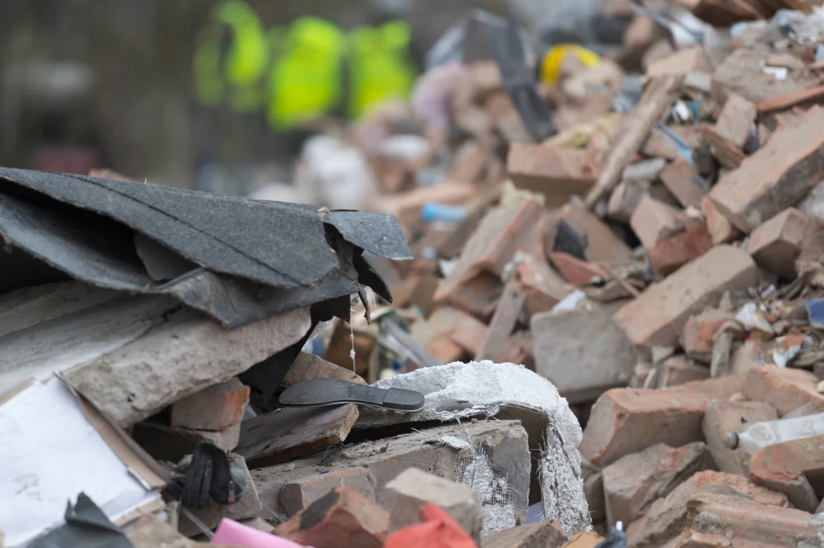 Fragment ściany zawalił się na terenie dawnej fabryki porcelany Wałbrzych. Na miejscu są jednostki ratownicze, które wraz z psami przeszukują teren katastrofy. Pod gruzami mogą znajdować się ludzie.